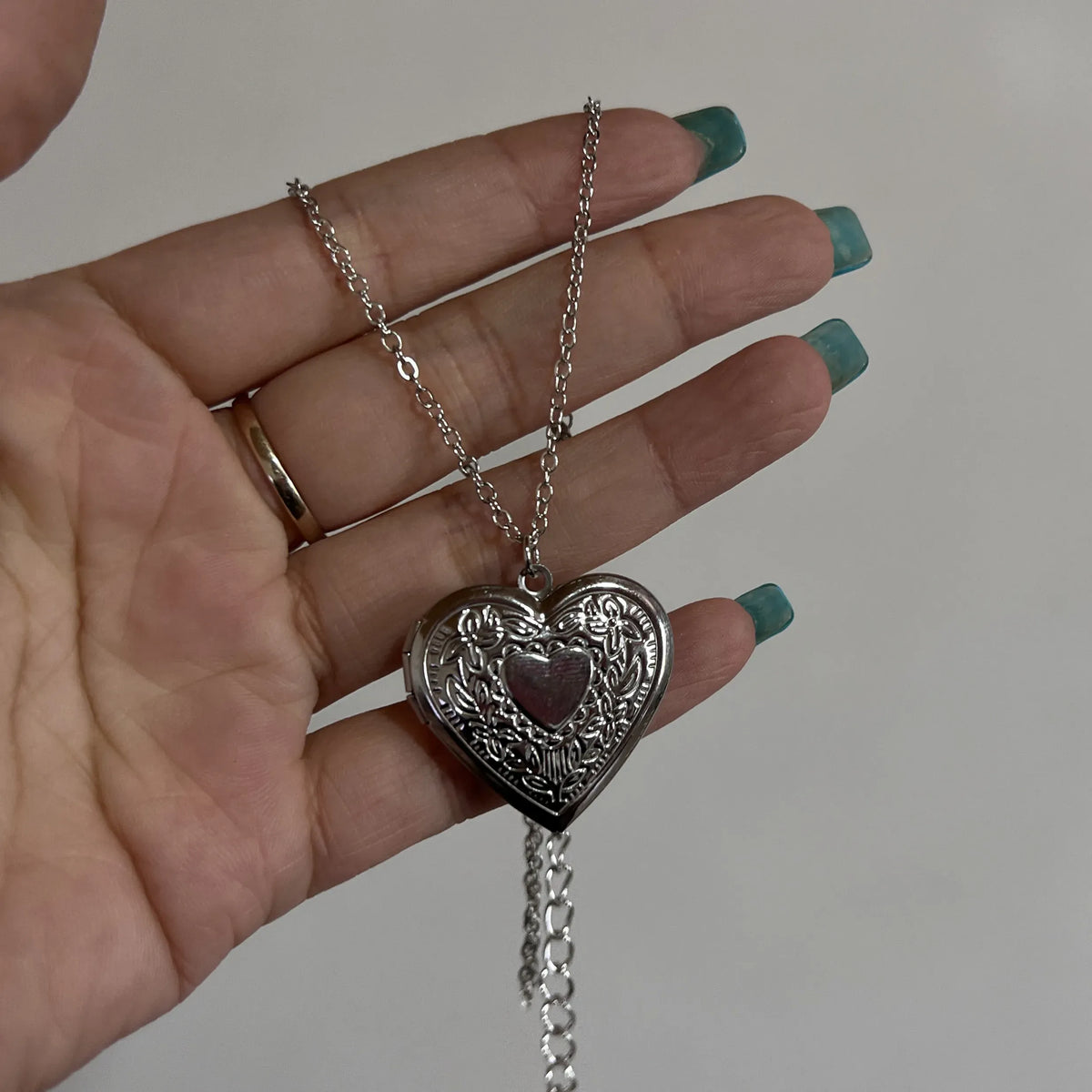 KissICON 05 Romantic Heart Locket Pendant Openable Female Silver Color Stainless Steel Photo Frame Charm Necklace for Women Men Jewelry Gift
