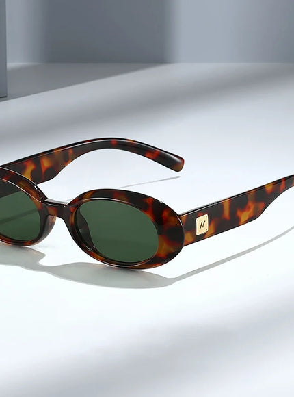 Classic Oval Sunglasses – Minimalist Retro Style
