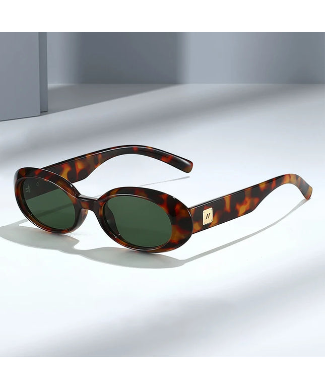 Classic Oval Sunglasses – Minimalist Retro Style