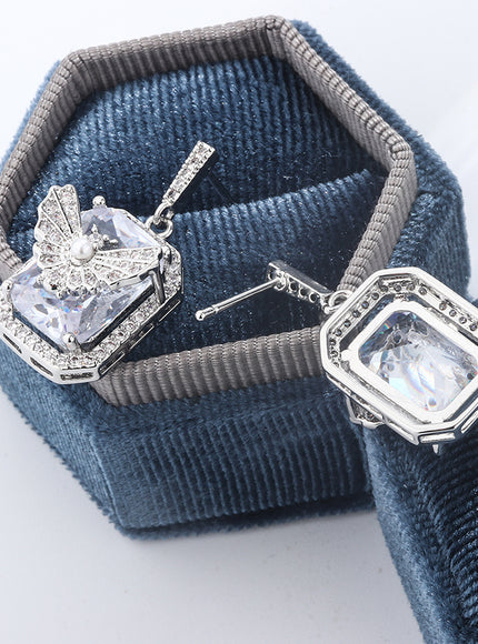 Elegant Crystal Butterfly Stud Earrings Claw Design Zircon