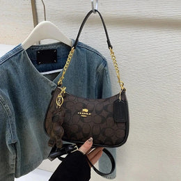 KissICON Black 24x7x15 Chic Chain Square Autumnwinter