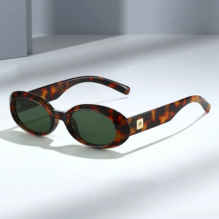 Classic Oval Sunglasses – Minimalist Retro Style
