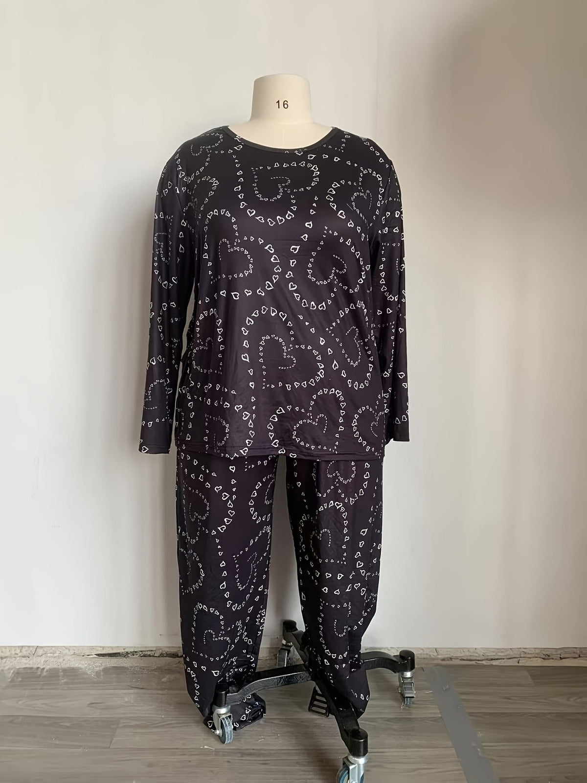 KissICON Curve 2pcs Heart Print Long Sleeve Pants – Pajama