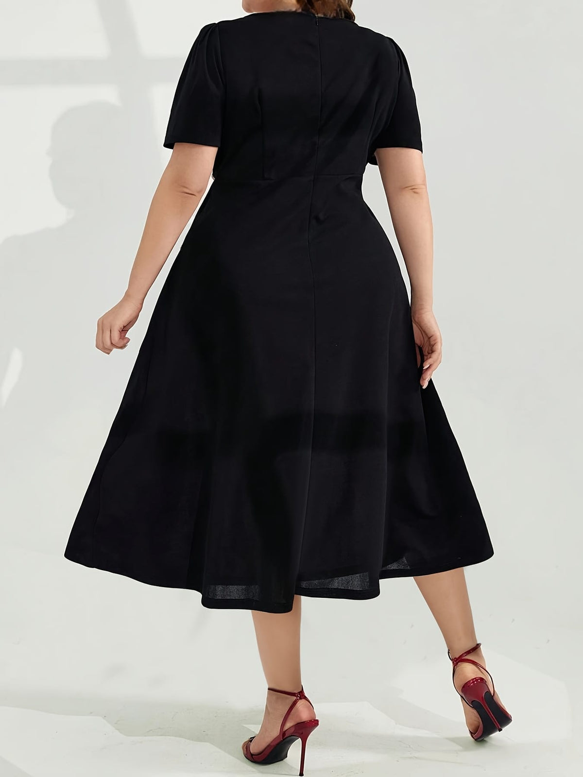 jkthpu-45 Elegant Black Midi Dress with Square Neckline and Short Sleeves - Casual Loose Fit, Chain Detail, Perfect for Weekend Attire, Casual Attire|Casual Style|Chain Accent
