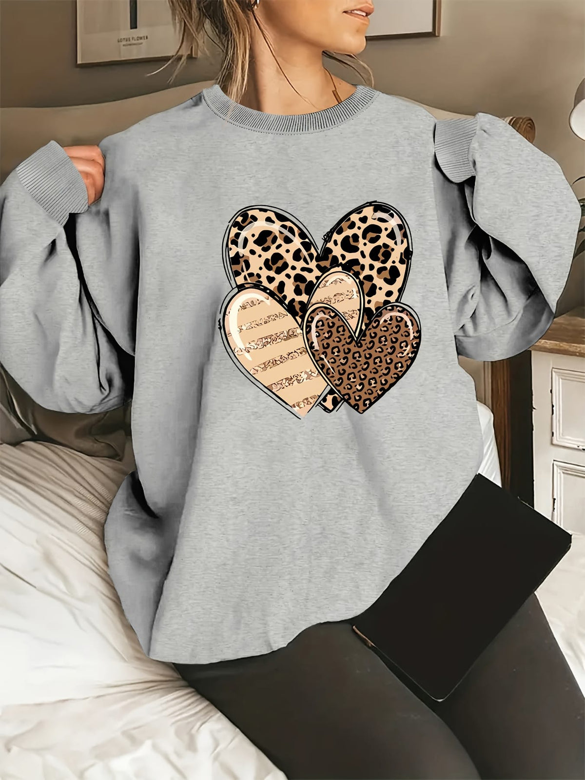 jkthpu-45 Fashionable Round-Neck Sweatshirt with Leopard Print And Heart