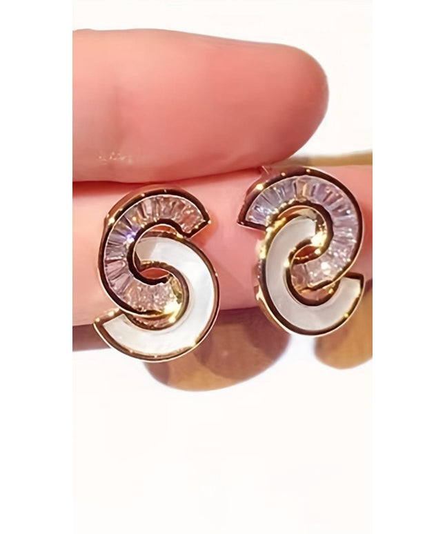 jkthpu-45 Golden KissIcon Elegant Double C Zirconia Earrings - Pearl Glow