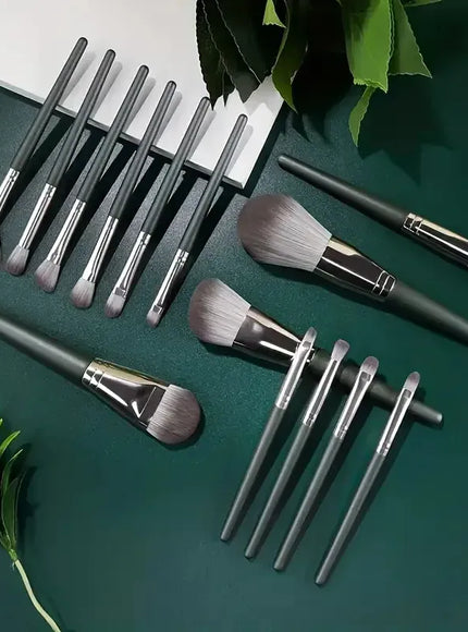 KissICON KissIcon 14-Piece Brush Set With Round Sponge -