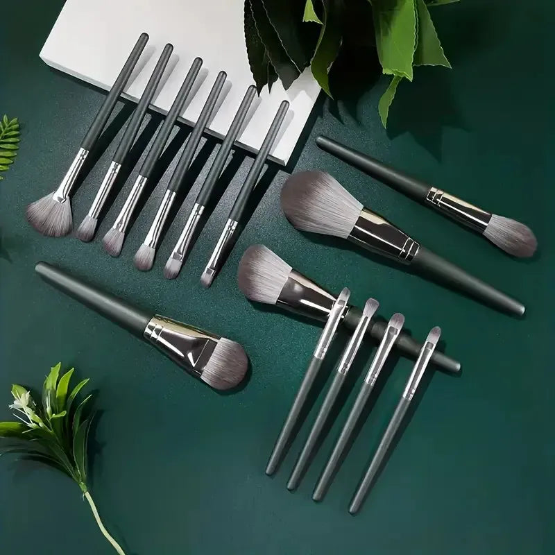 KissICON KissIcon 14-Piece Brush Set With Round Sponge -