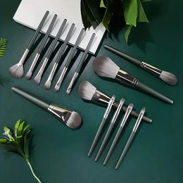 KissICON KissIcon 14-Piece Brush Set With Round Sponge -