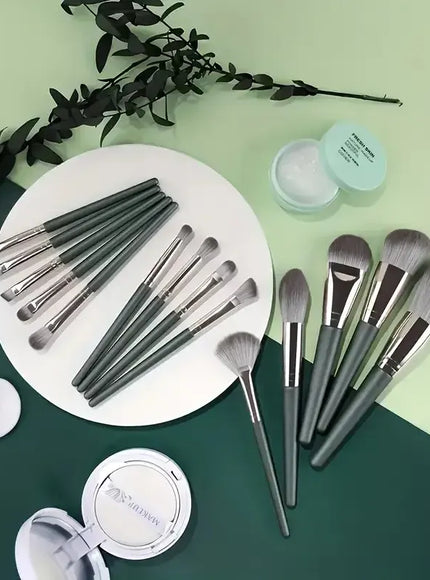 KissICON KissIcon 14-Piece Brush Set With Round Sponge -