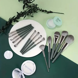 KissICON KissIcon 14-Piece Brush Set With Round Sponge -