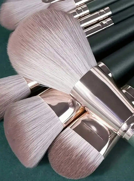 KissICON KissIcon 14-Piece Brush Set With Round Sponge -