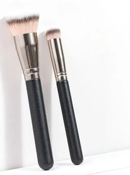 KissICON KissIcon Angled Foundation Concealer Brush - Seamless