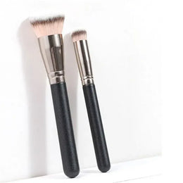 KissICON KissIcon Angled Foundation Concealer Brush - Seamless