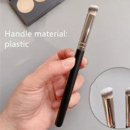 KissICON KissIcon Angled Foundation Concealer Brush - Seamless