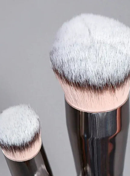 KissICON KissIcon Angled Foundation Concealer Brush - Seamless