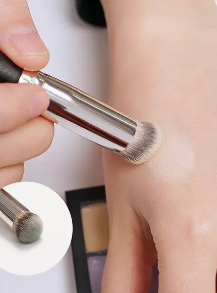 KissICON KissIcon Angled Foundation Concealer Brush - Seamless