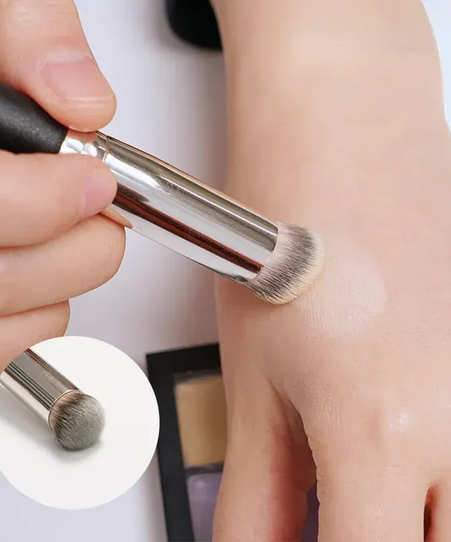 KissICON KissIcon Angled Foundation Concealer Brush - Seamless