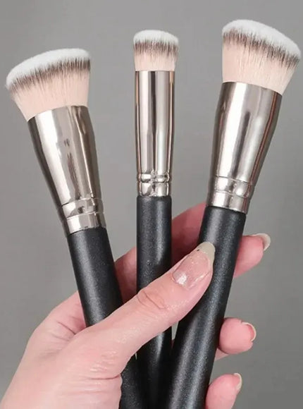 KissICON KissIcon Angled Foundation Concealer Brush - Seamless