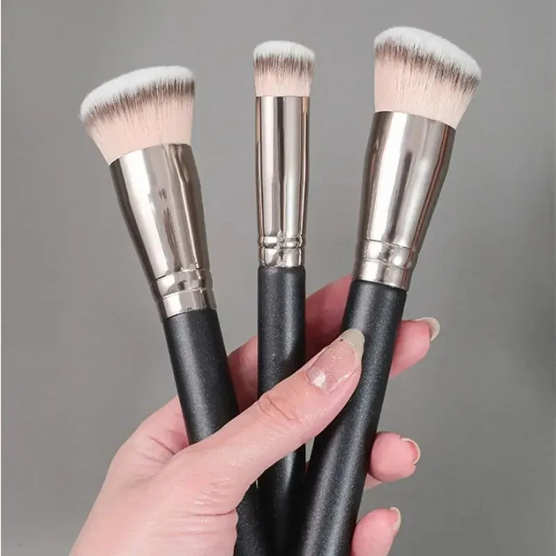 KissICON KissIcon Angled Foundation Concealer Brush - Seamless