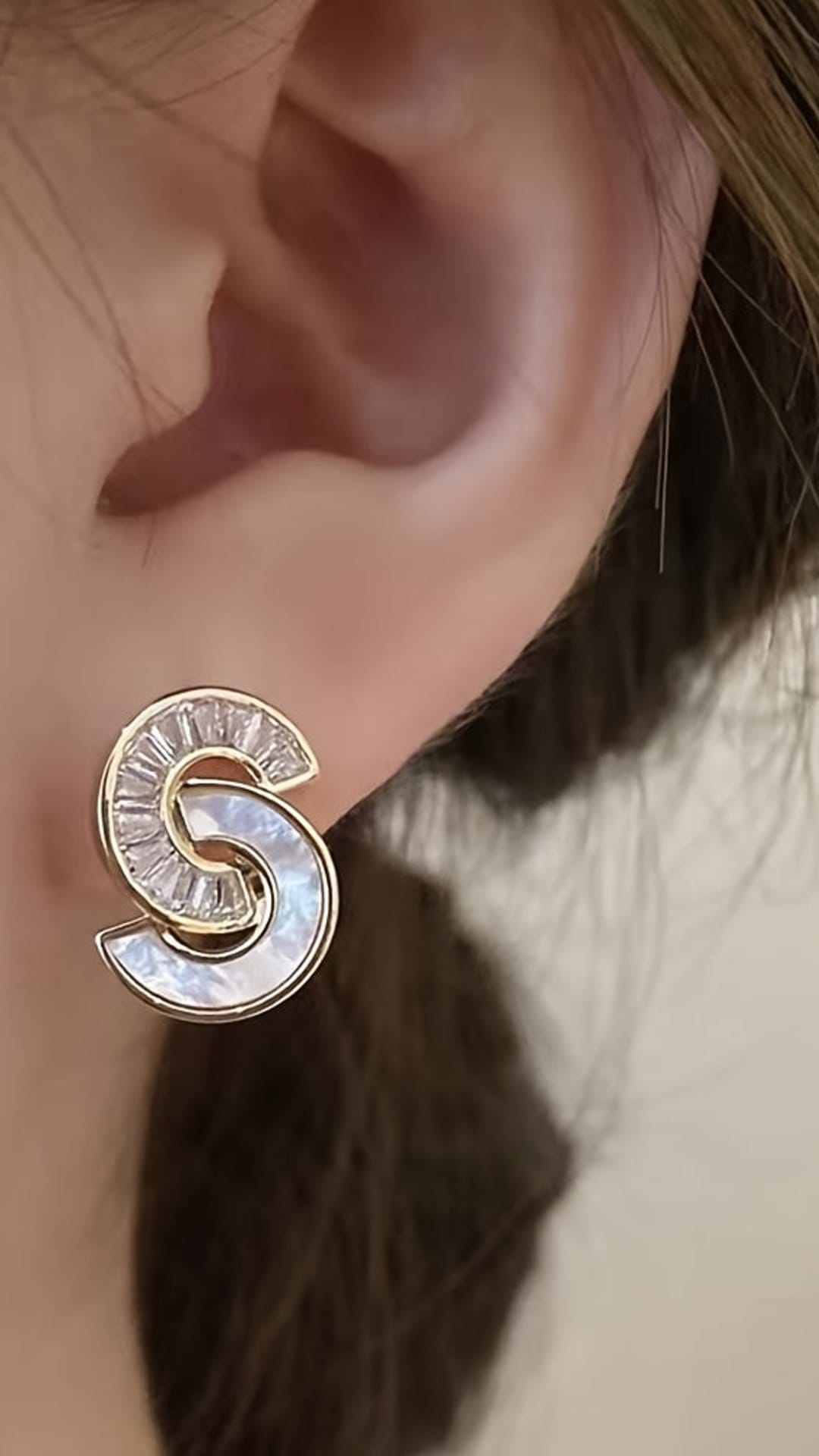 jkthpu-45 KissIcon Elegant Double C Zirconia Earrings - Pearl Glow