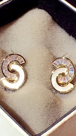 jkthpu-45 KissIcon Elegant Double C Zirconia Earrings - Pearl Glow