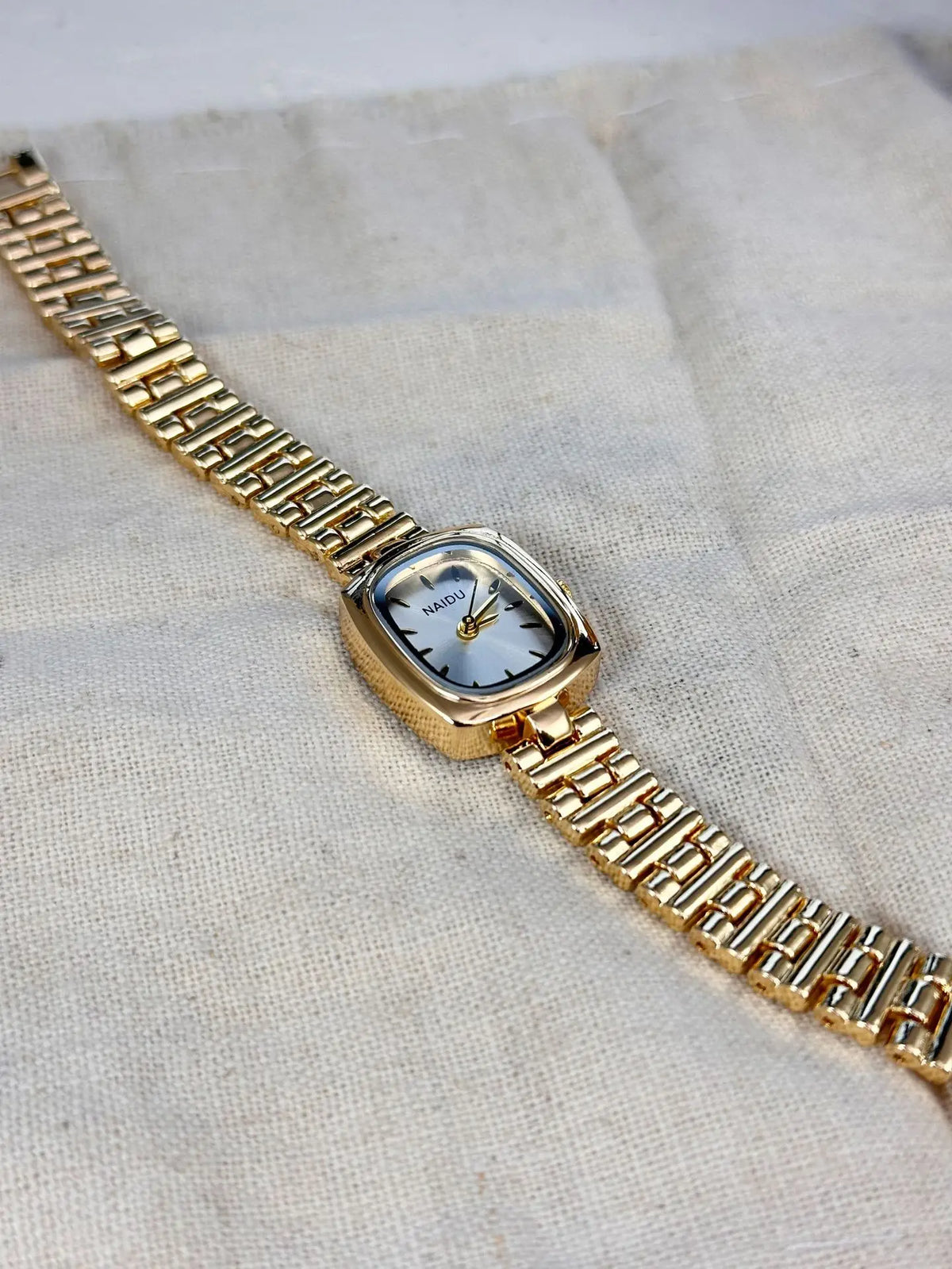 KissICON KissIcon New Women Watch Light Luxury Retro Style