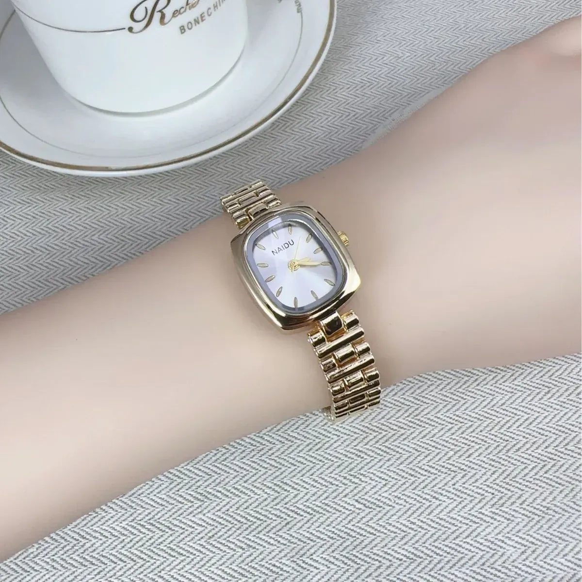KissICON KissIcon New Women Watch Light Luxury Retro Style