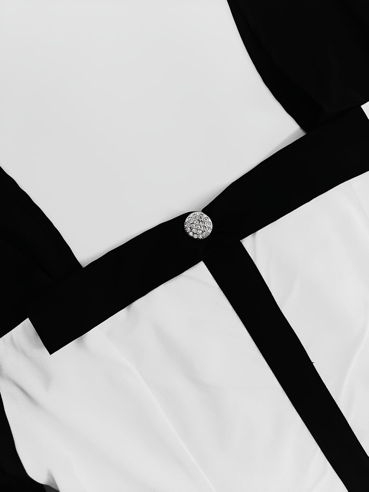 jkthpu-45 Plus Size Elegant Blouse – Black & White Contrast Waist-Cinching Shirt