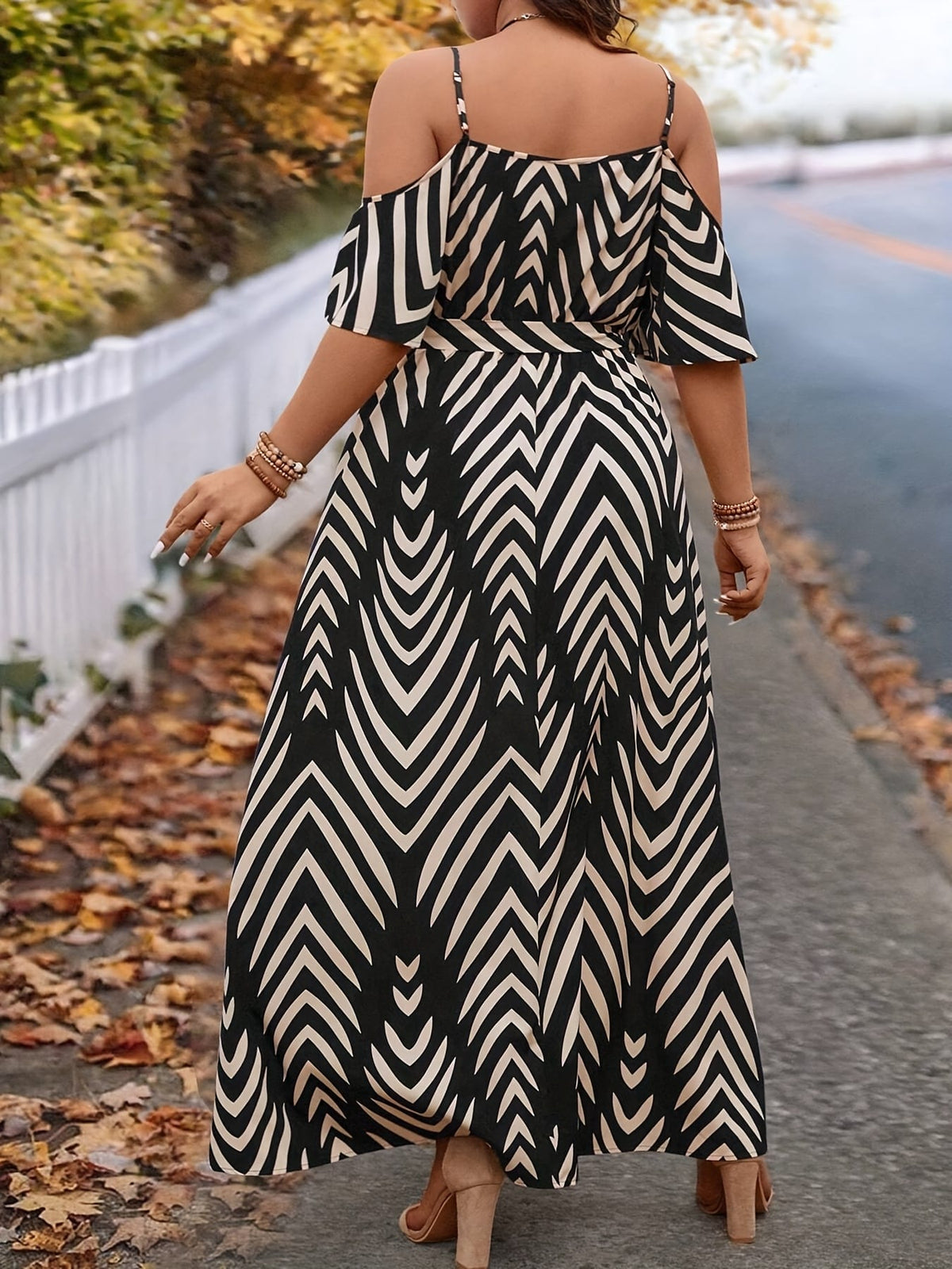 jkthpu-45 Plus Size Women'S Off-Shoulder V-Neck Maxi Dress with Ruched Waist & High-Low Hem - Black & White Chevron Print, Short Sleeves, Summer Beach Vacation Dress with Straw Bag, Beach Dresses, Vacation Attire, Flowy Fabric