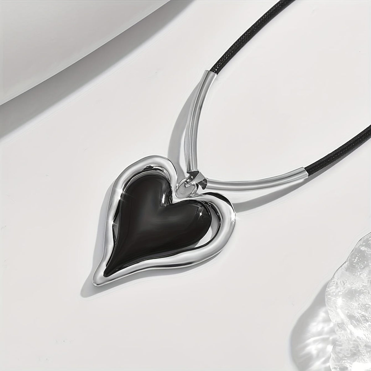 jkthpu-45 Silvery KissIcon Heart Pendant Necklace - Everyday Chic Accessory