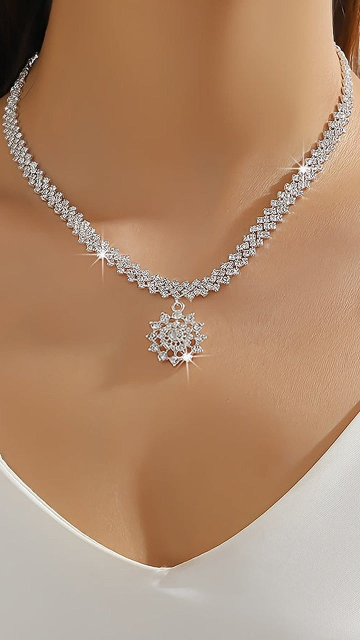 Sparkling Rhinestone Sunburst Pendant Necklace - Elegant