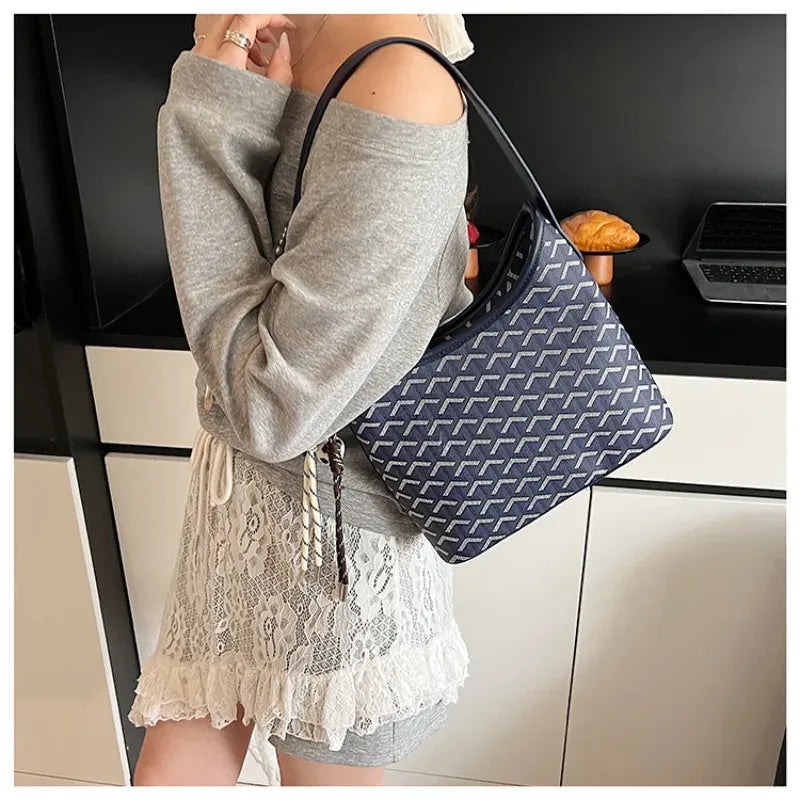 KissICON Tote – Puffed Goose Teeth