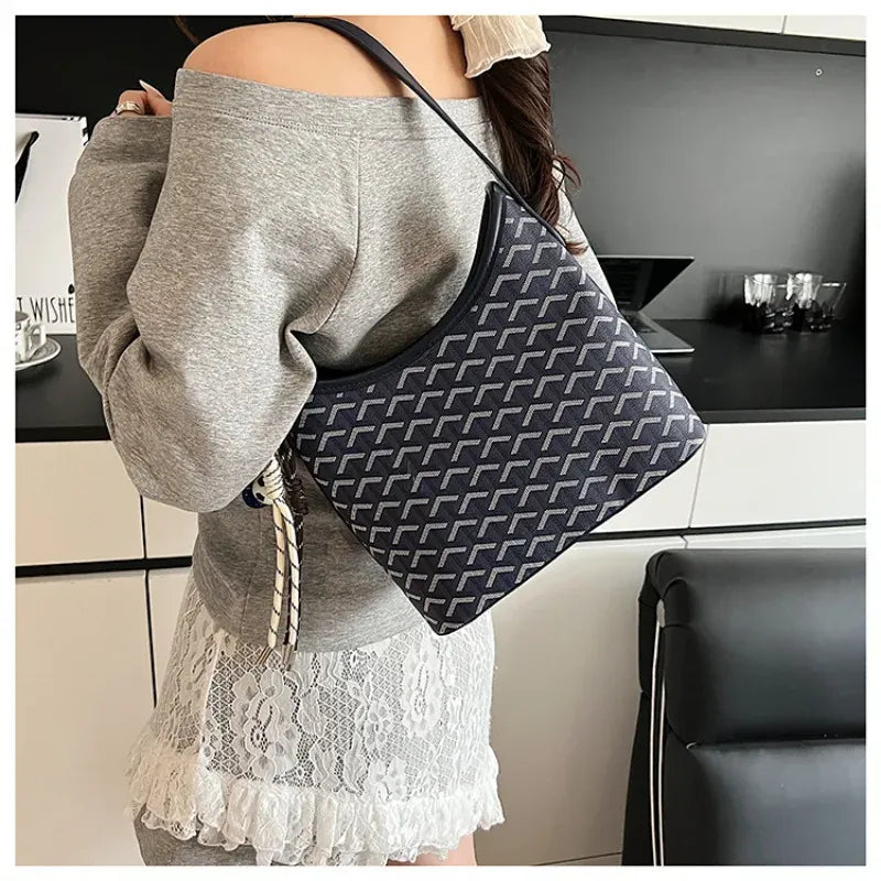 KissICON Tote – Puffed Goose Teeth